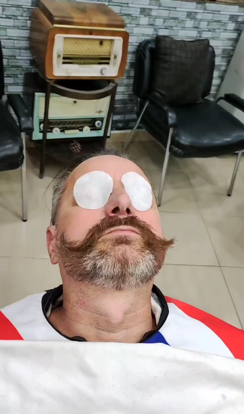 Ritual de afeitado con bigote